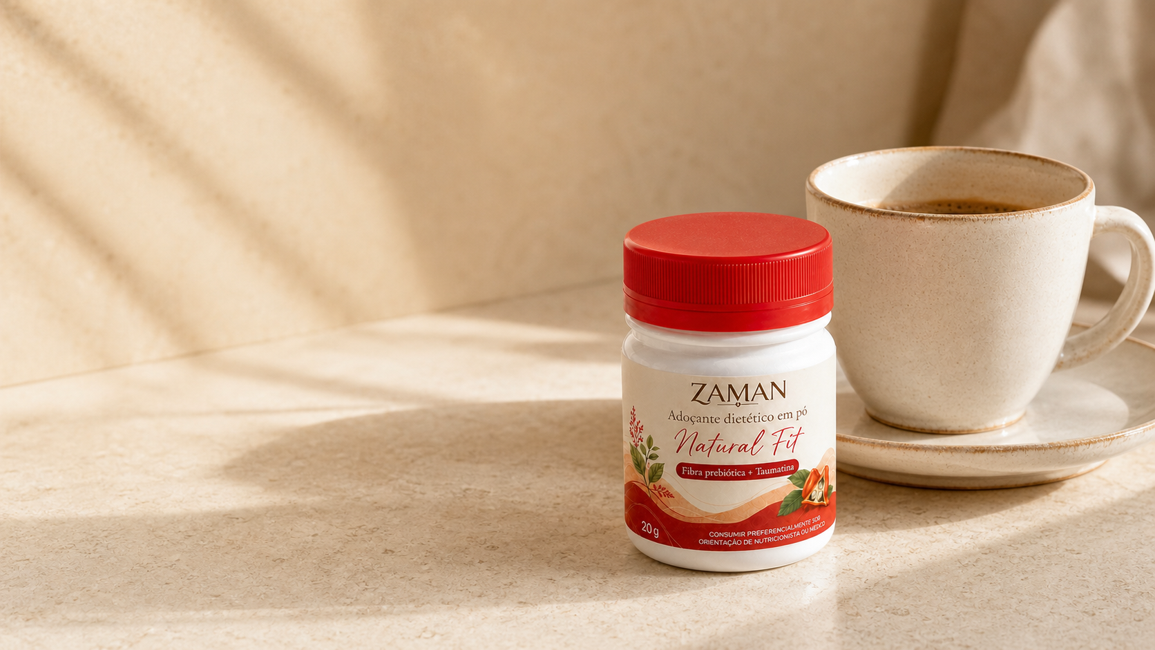 Adoçante Natural Fit Zaman ao lado de uma xícara de café