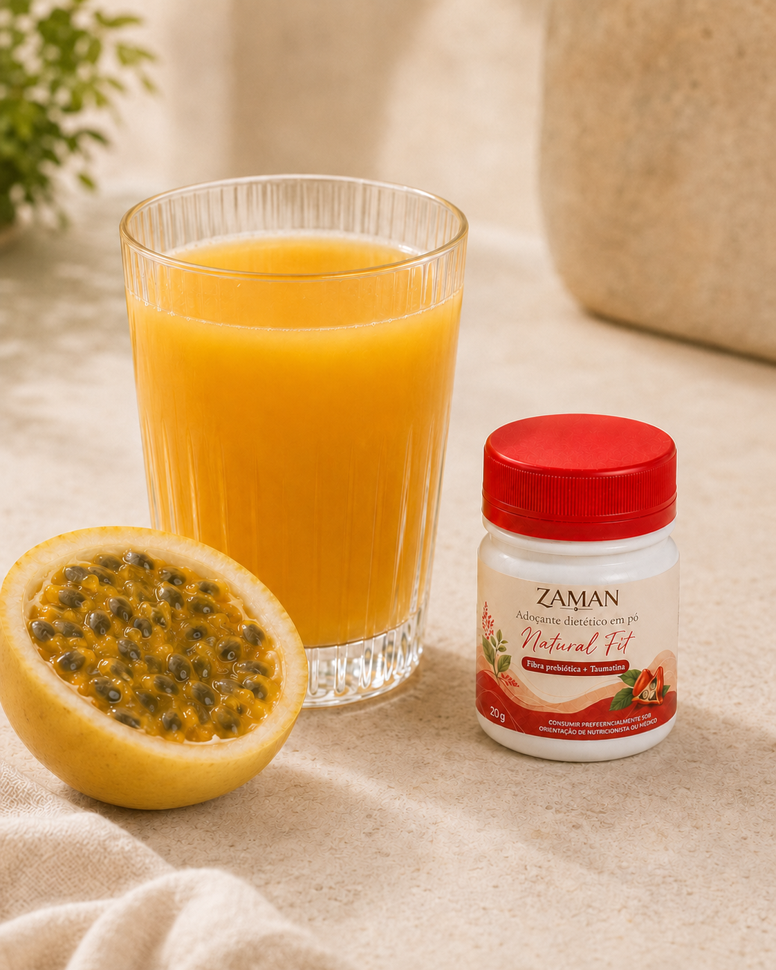 Adoçante Natural Fit Zaman ao lado de suco de maracujá