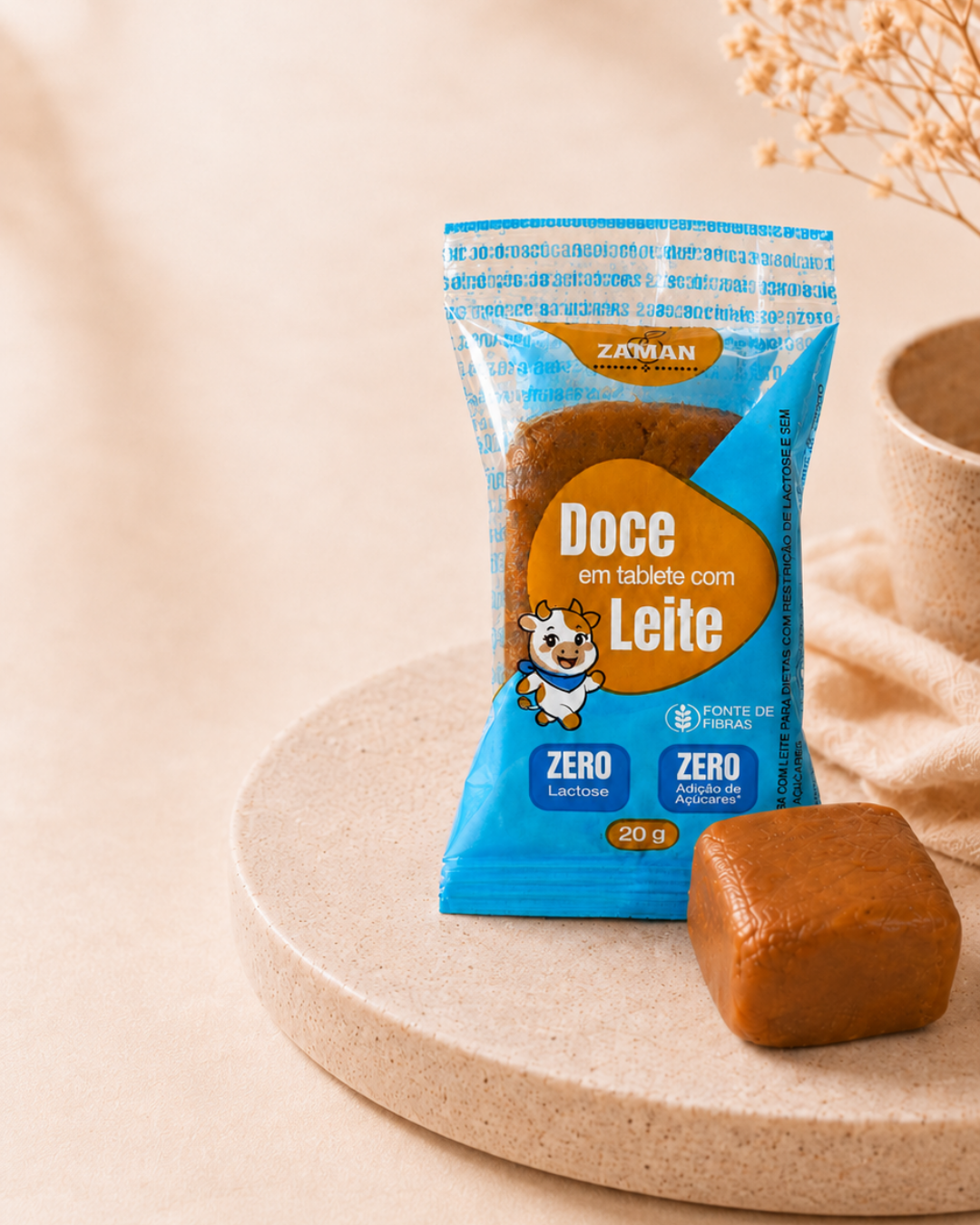 Tablete de doce de leite Zaman ao lado da embalagem