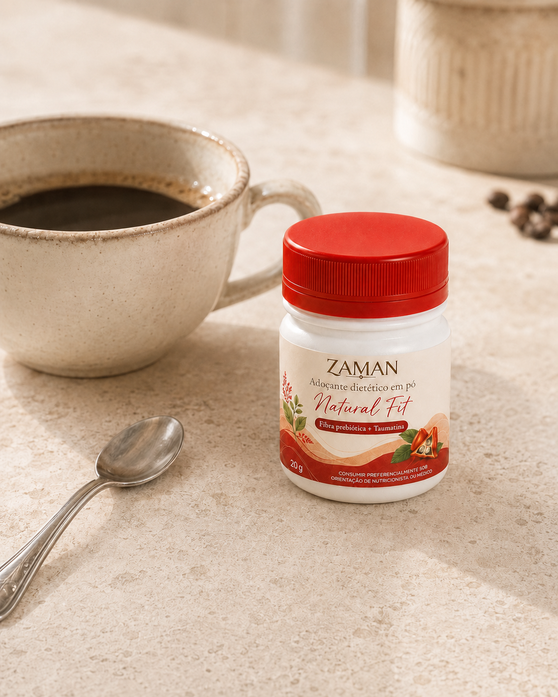 Natural Fit Zaman ao lado de uma xícara de café
