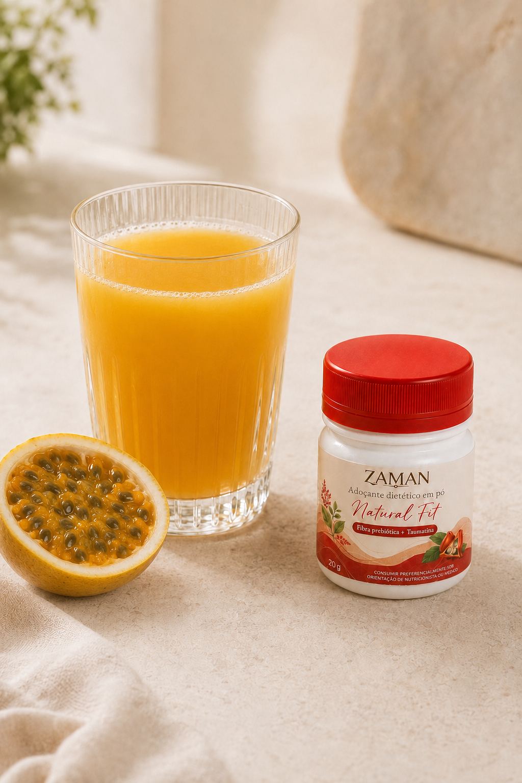 Natural Fit ao lado de uma bebida fria de maracujá