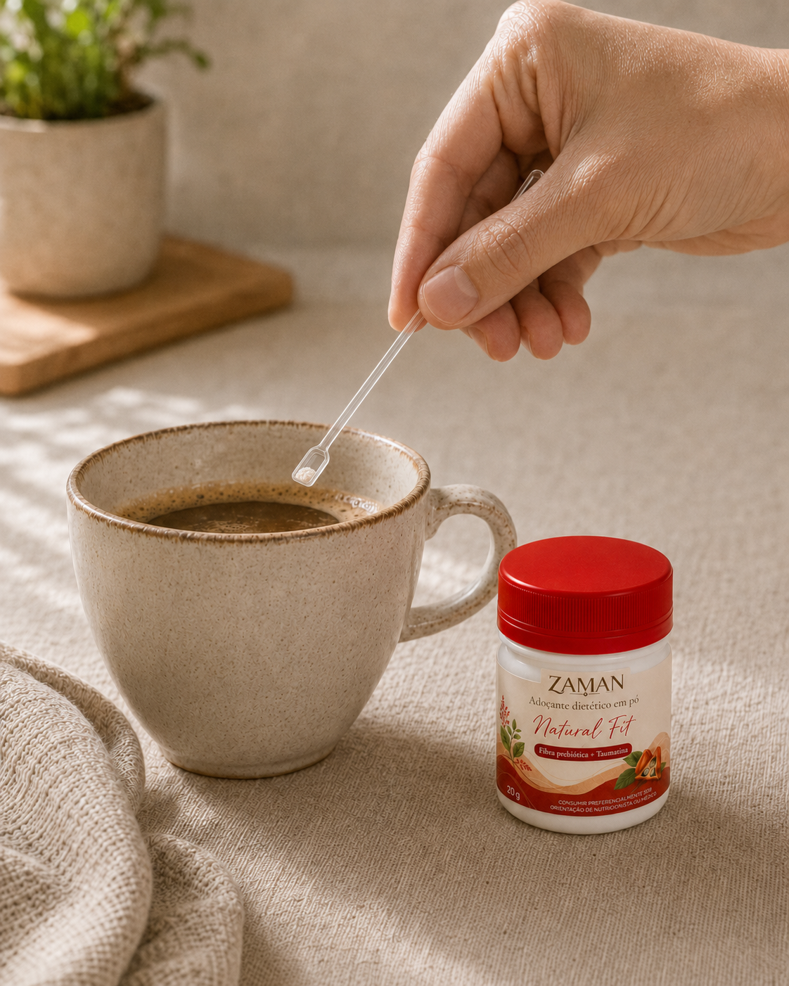 Natural Fit ao lado de uma xícara de café